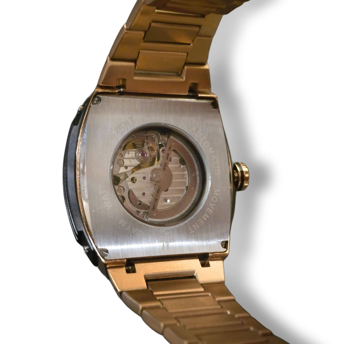 Nahaufnahme des Glasbodens der MVL Automatic Skull Watch mit sichtbarem Uhrwerk