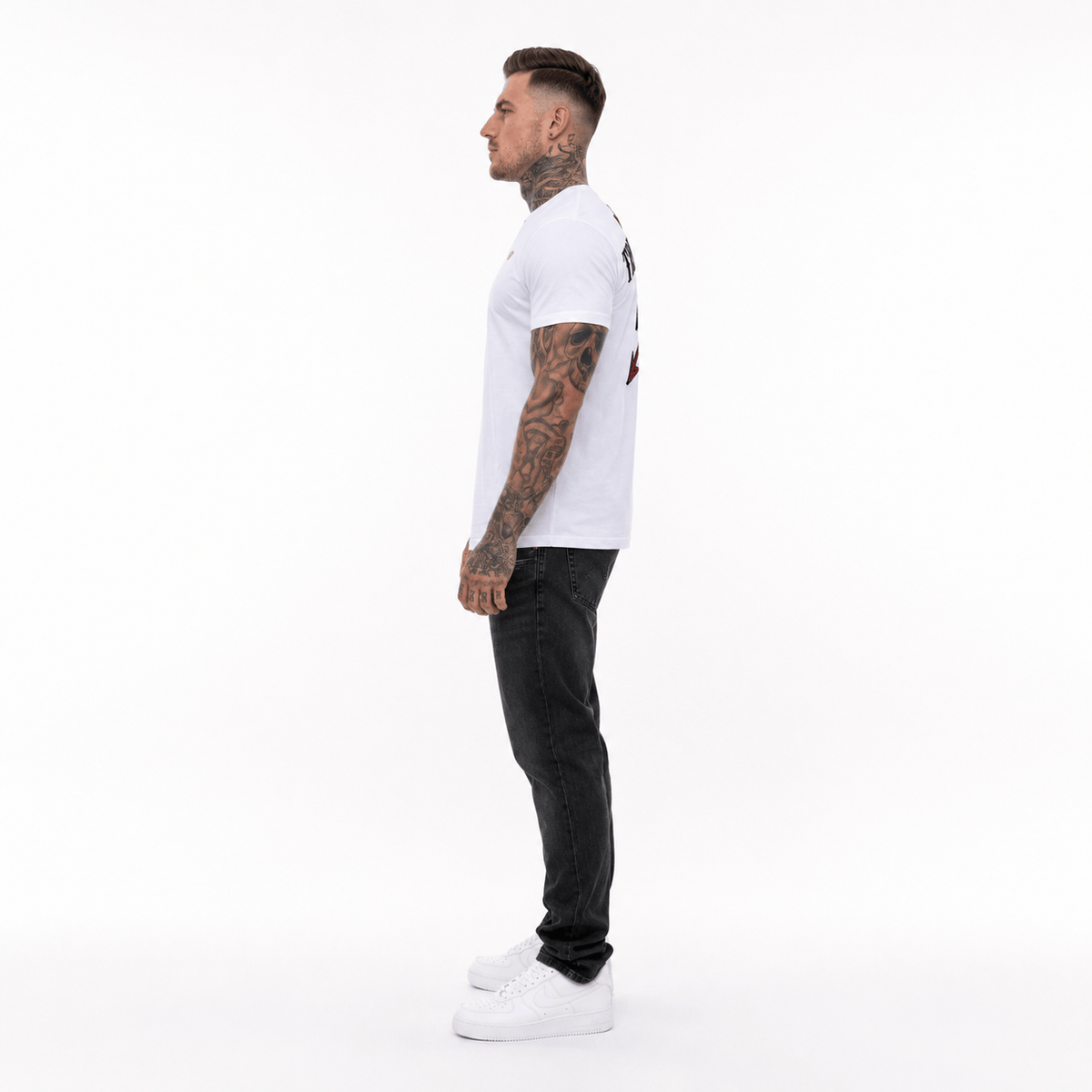 Trust nobody embroidery T-shirt wit gedragen door model met zwarte jeans, zijaanzicht