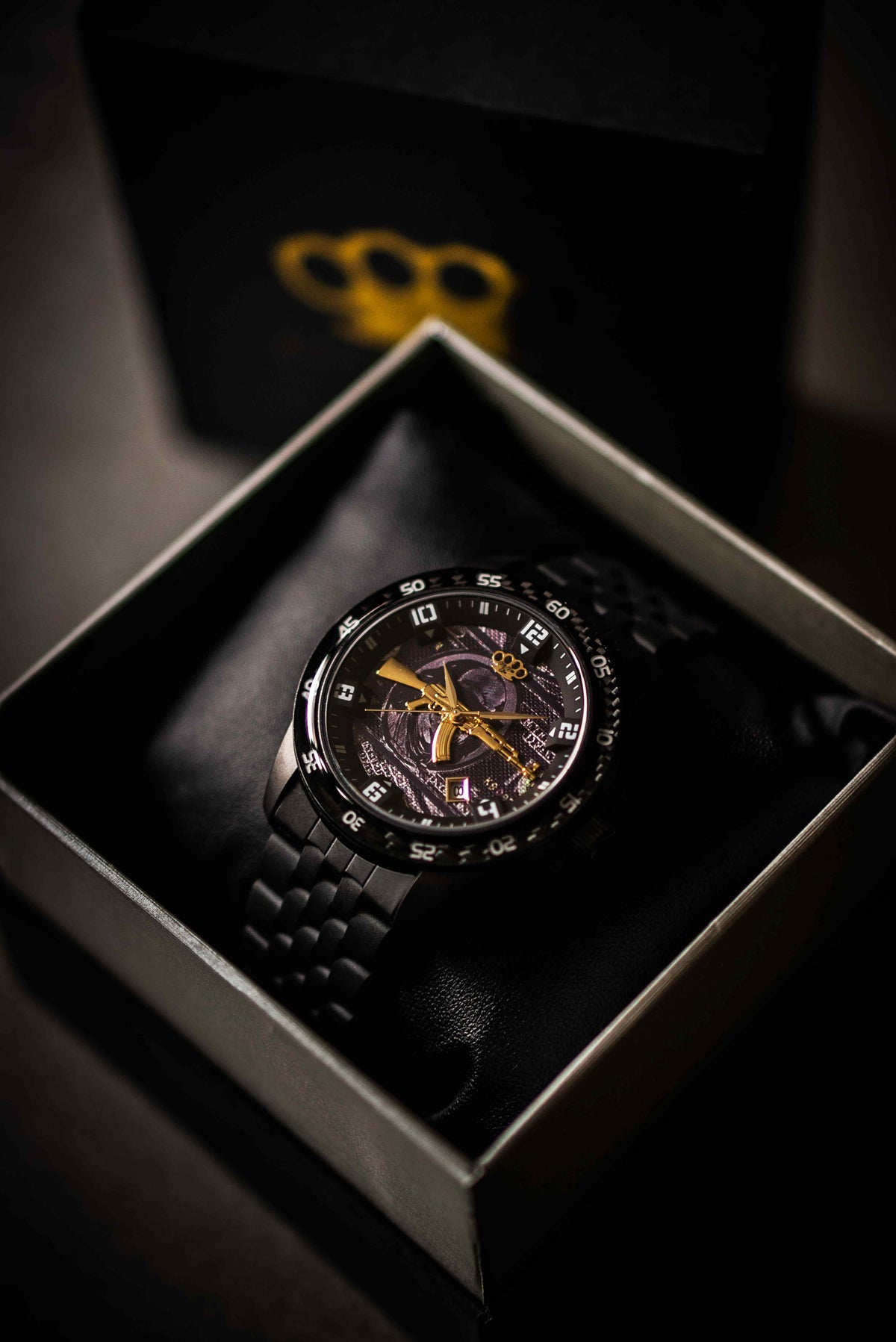 MVL AK47 horloge zwart in open geschenkdoos met gouden MVL logo op het deksel