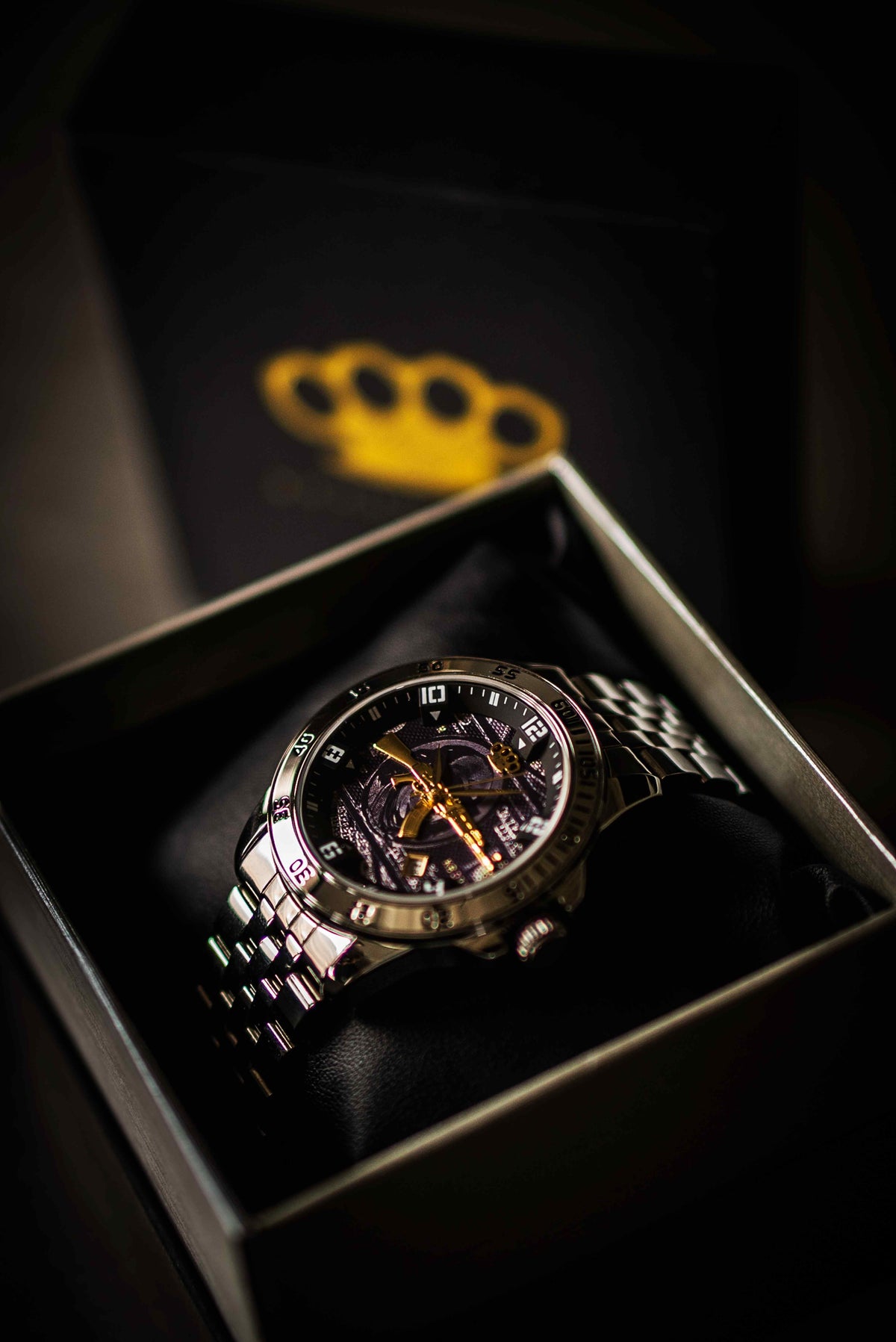 Orologio MVL AK47 argento in confezione regalo aperta con logo MVL dorato