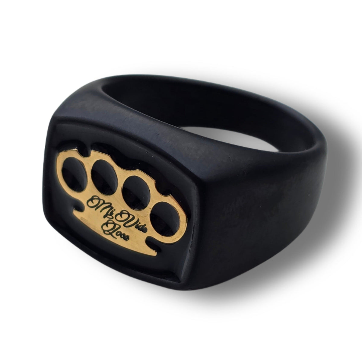 Anello con sigillo Mi Vida Loca nero/oro, nero opaco con logo MVL placcato oro 18 carati, vista obliqua