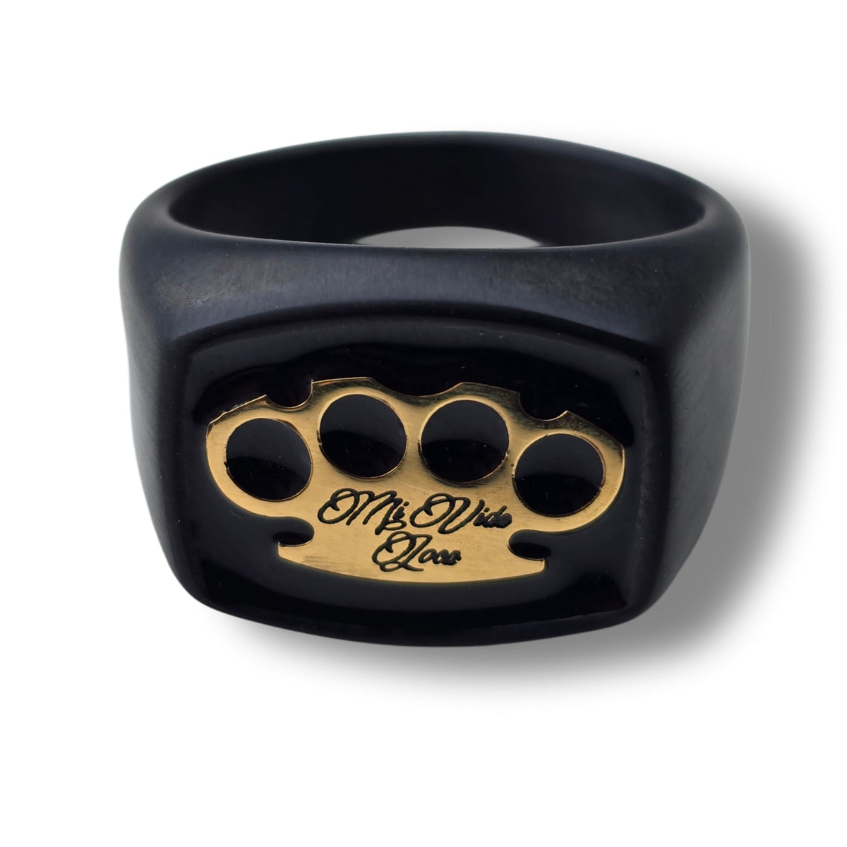 Anello con sigillo MVL nero/oro di fronte con logo MVL dorato e incisione Mi Vida Loca