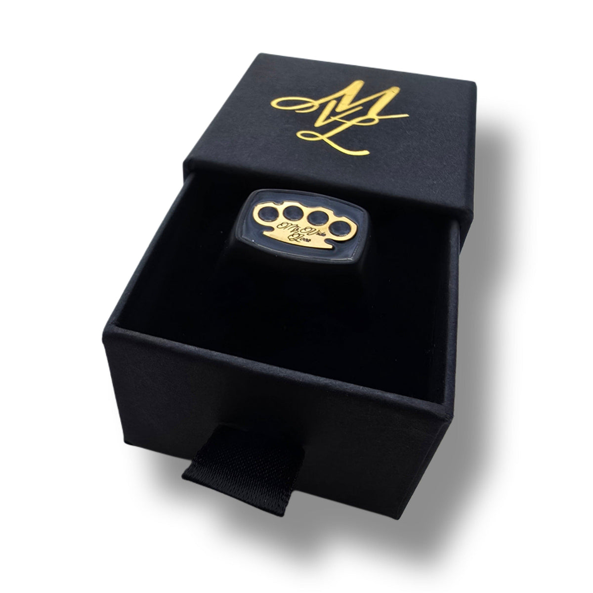 Anello con sigillo MVL nero/oro nella scatola aperta con monogramma MVL dorato sul coperchio