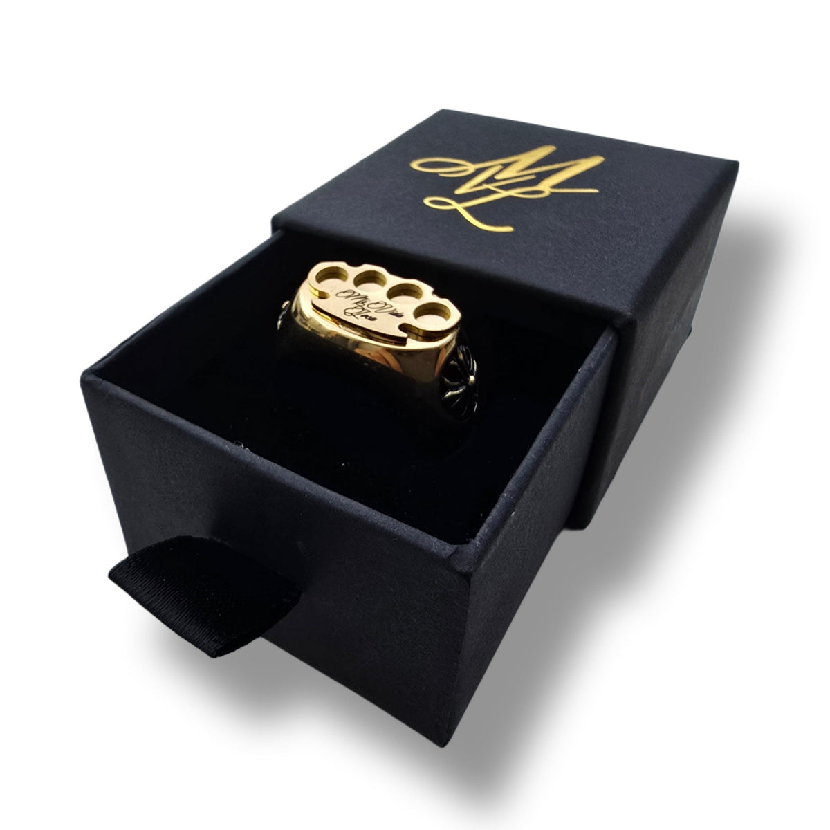 Anello MVL Logo oro nella scatola nera aperta con logo MVL dorato