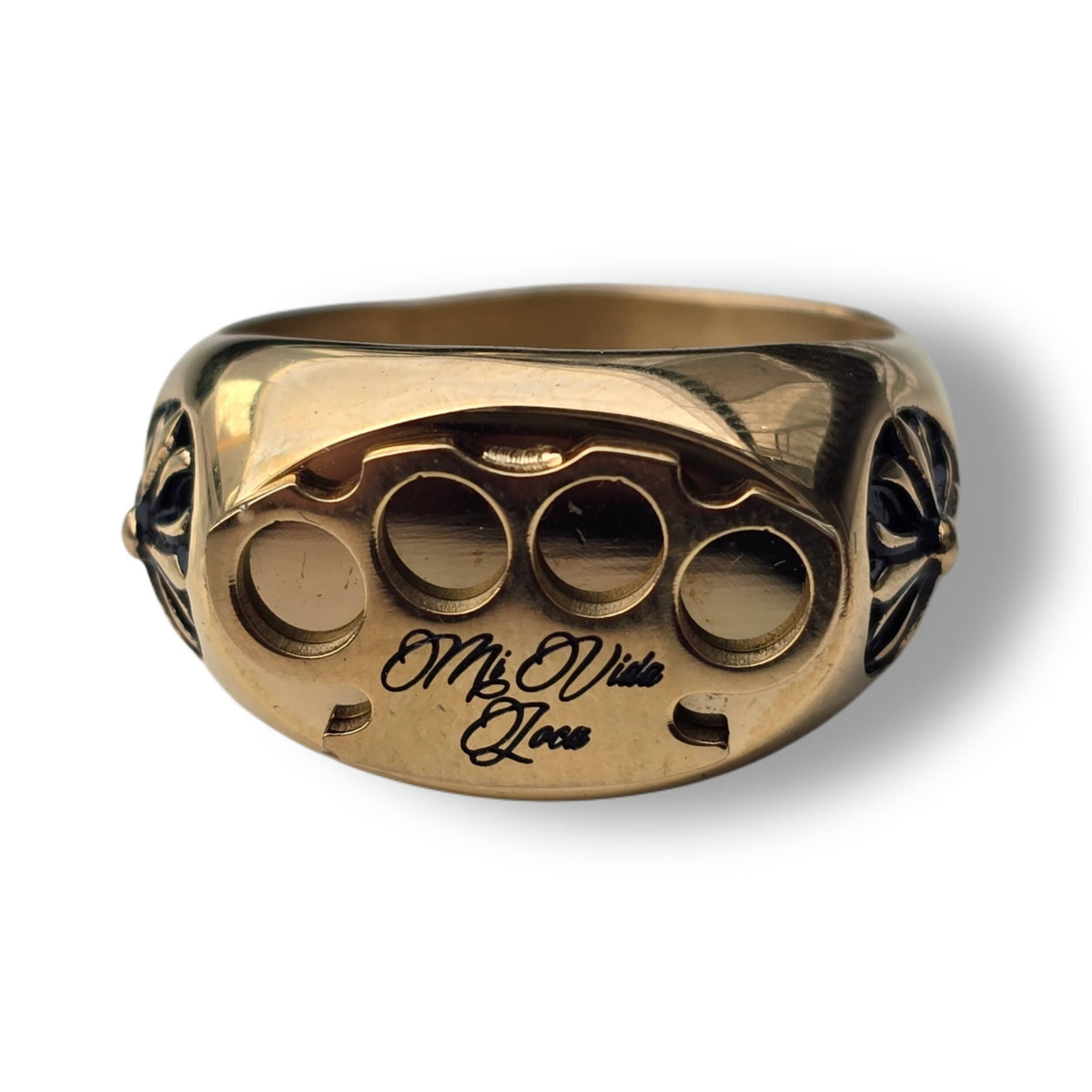 Anello MVL Logo oro visto di fronte con logo MVL e incisione Mi Vida Loca