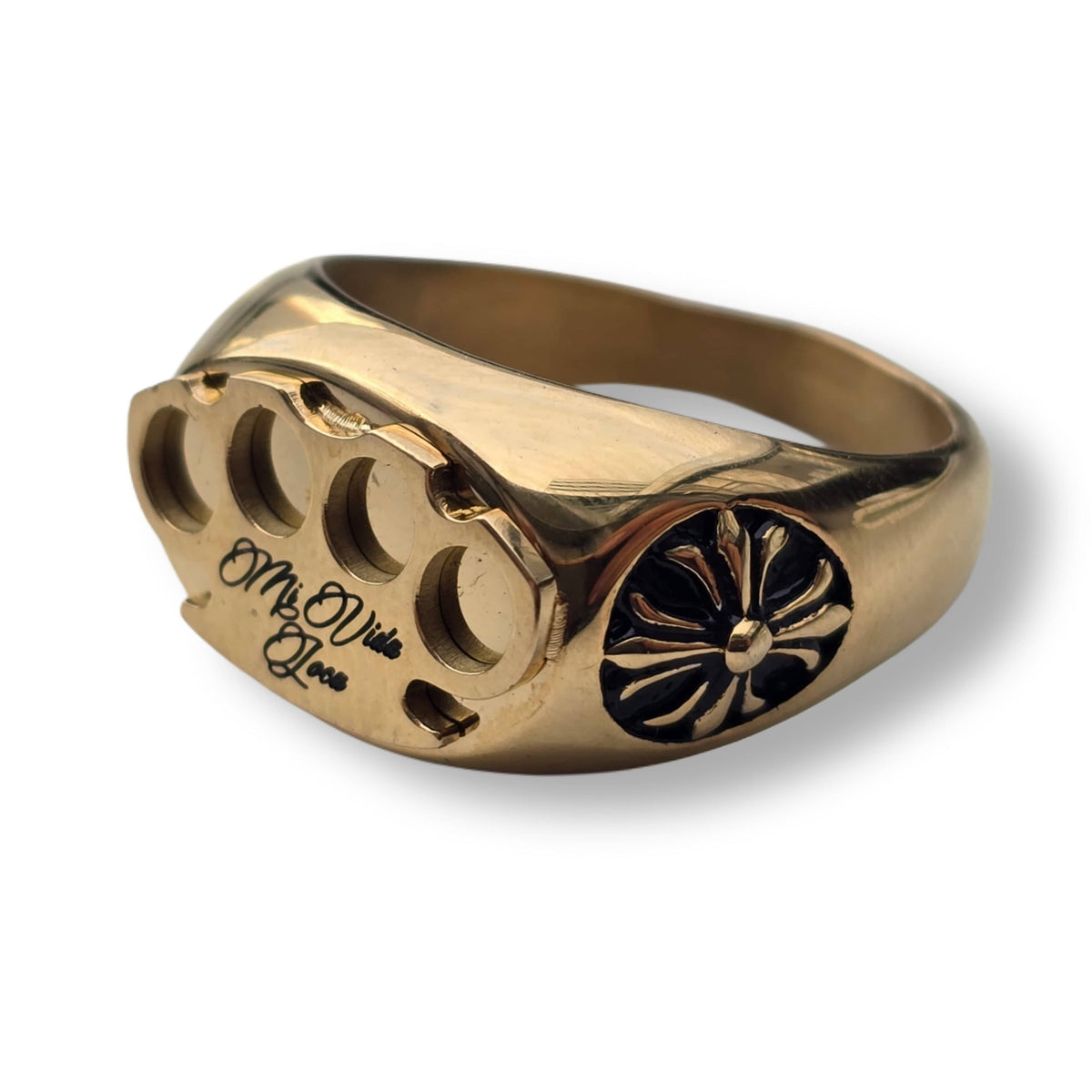 Anello Mi Vida Loca Logo oro con logo MVL in 3D e scritta incisa, vista obliqua