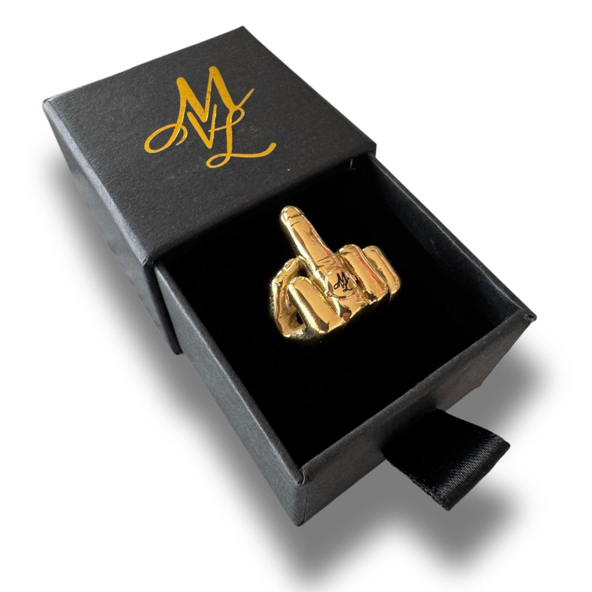 Anello Mi Vida Loca MVL Middle finger oro in scatola nera aperta con monogramma ML