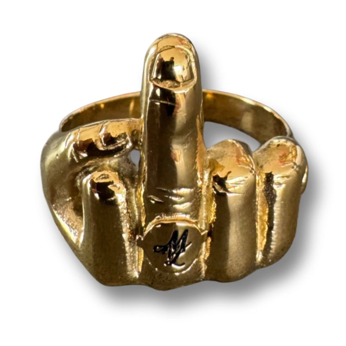 Primo piano dell'anello MVL Middle finger oro con monogramma ML sull'anello
