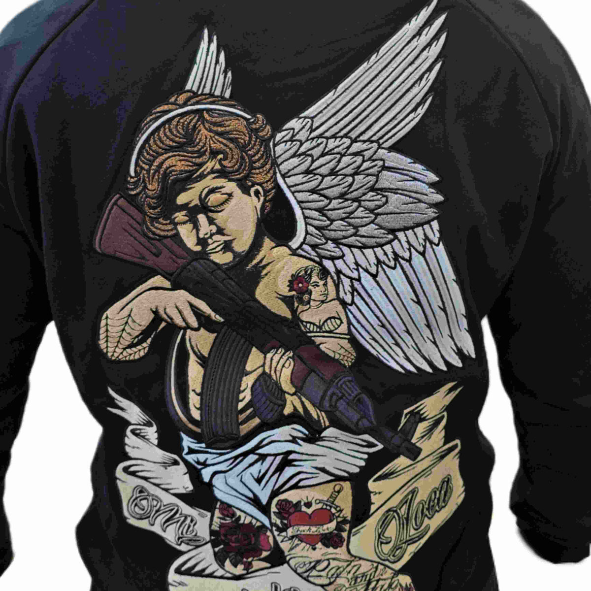 Primer plano del motivo bordado Cupid with gun en la espalda: ángel con pistola y banner Mi Vida Loca