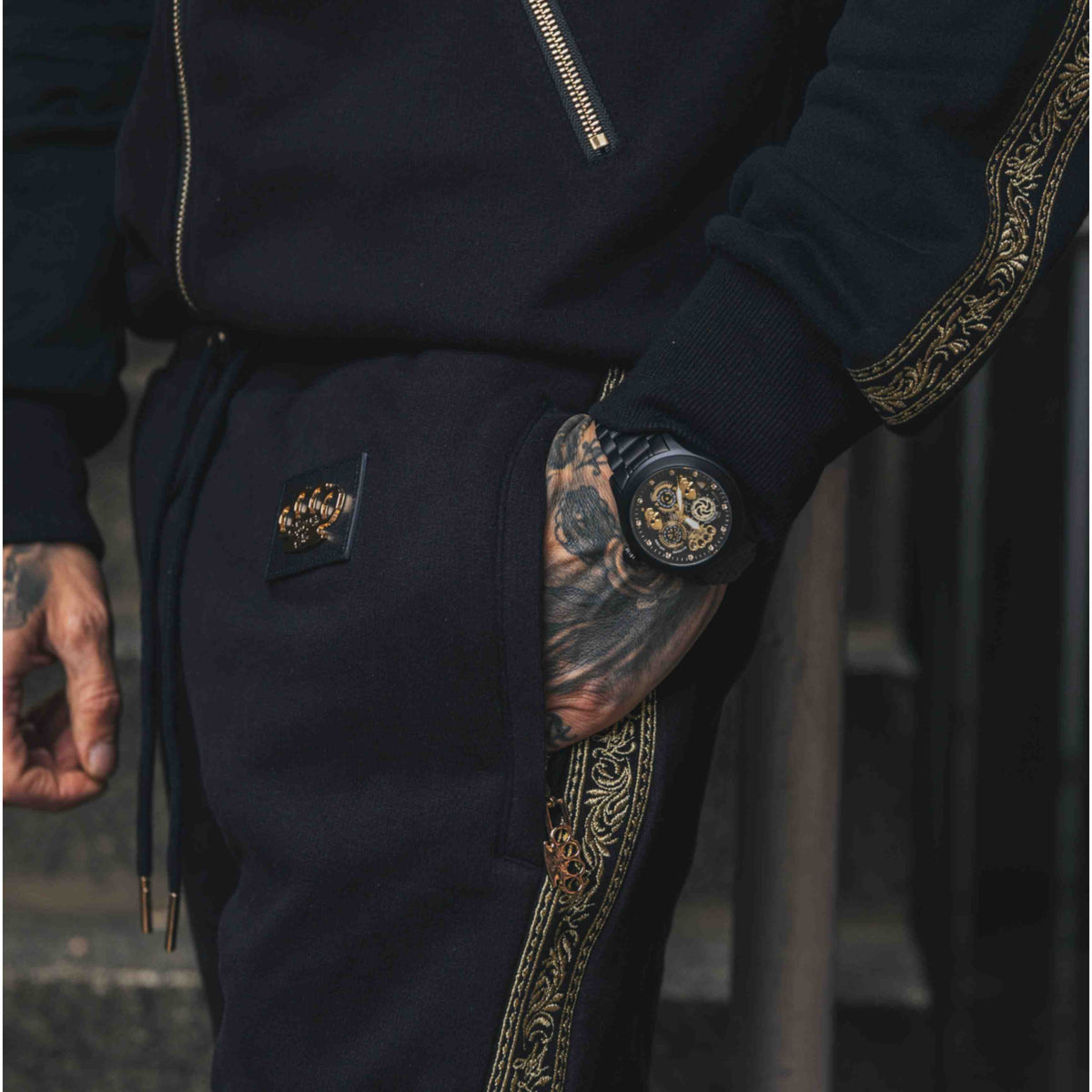 Mi Vida Loca Meander Jogginghose schwarz mit goldenem Stickband und MVL-Logo, getragen von Model