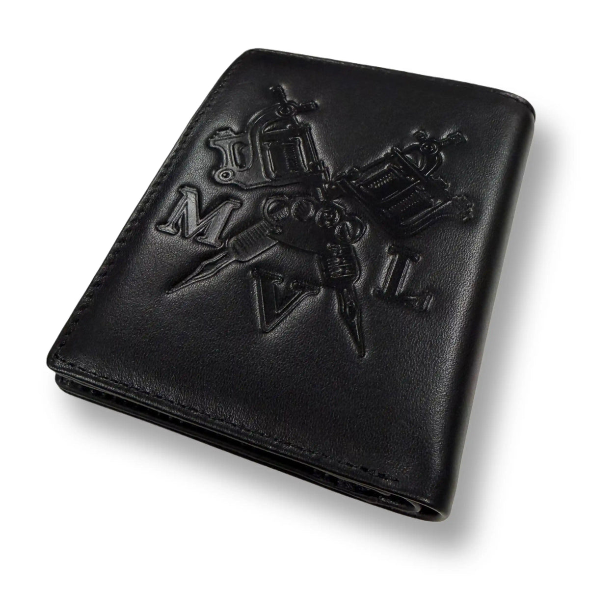 Parte trasera de la cartera MVL Tattooist negra con máquinas de tatuar y letras MVL en relieve