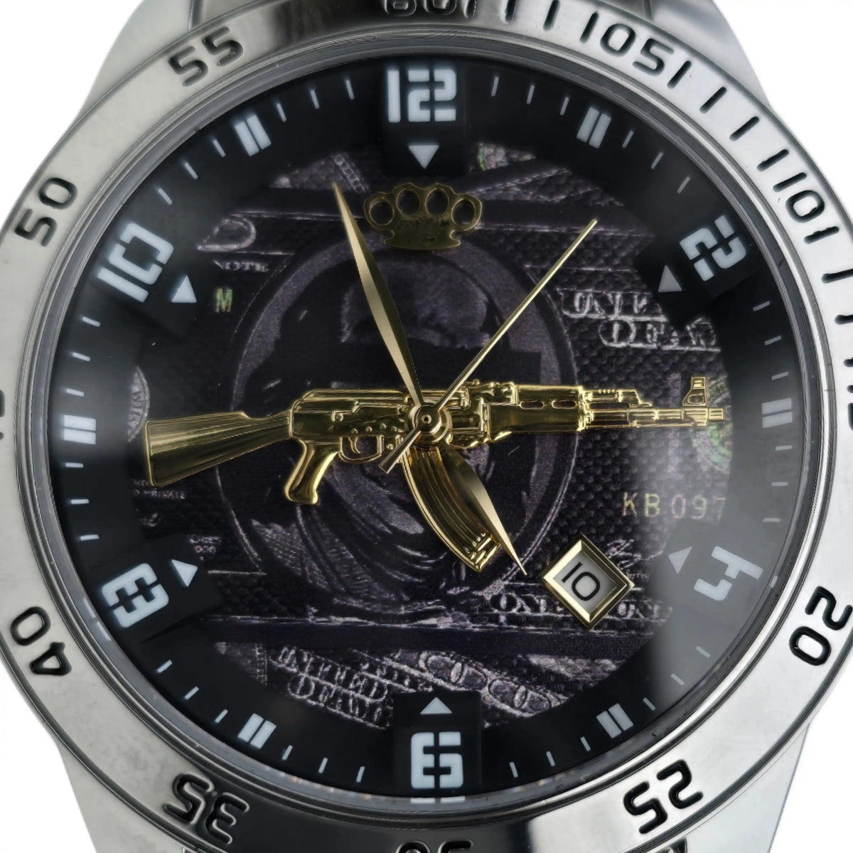 Primo piano del quadrante dell'orologio MVL AK47 argento con AK47 dorata e finestrella della data
