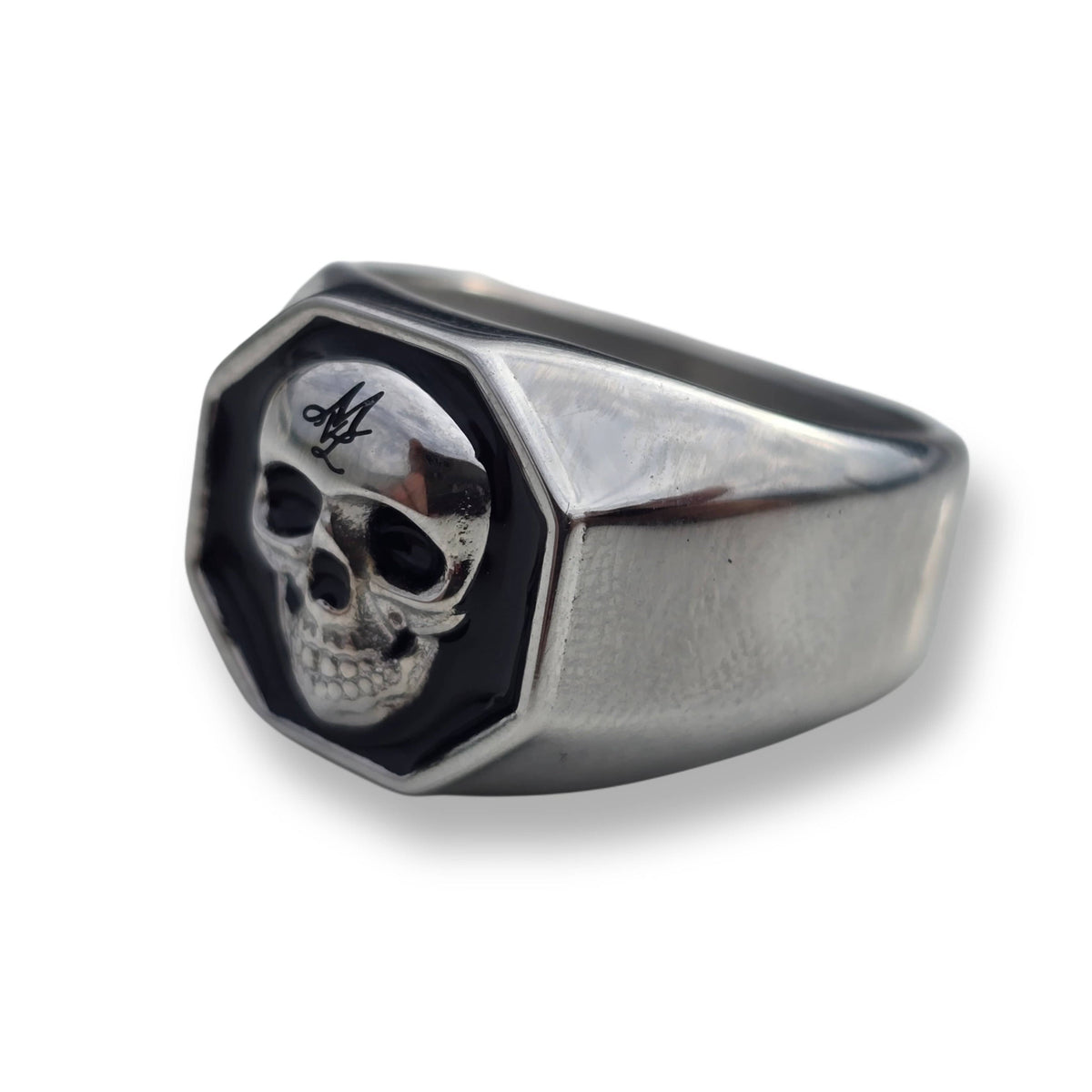 Mi Vida Loca MVL 3D Skull Ring in Silber mit Totenkopf und MVL-Monogramm auf schwarzem achteckigem Kopf, Seitenansicht