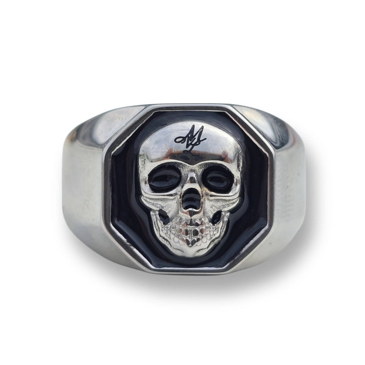 Vorderansicht des silbernen MVL 3D Skull Rings mit Totenkopf im Relief auf schwarzem Grund im Ringkopf