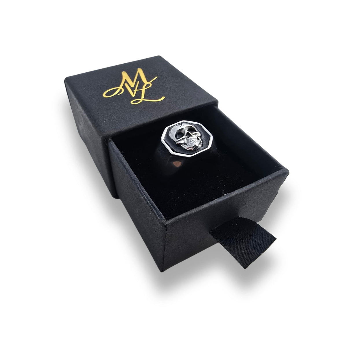 Silberner MVL 3D Skull Ring in der offenen schwarzen Ringbox mit goldenem MVL-Monogramm