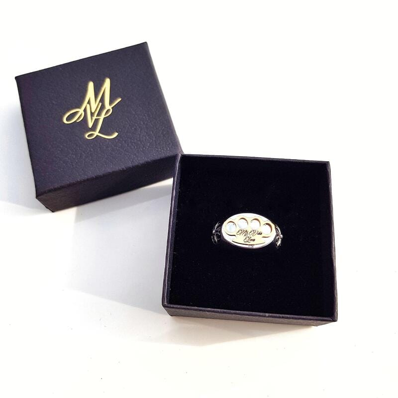 Anillo MVL Logo plateado en estuche negro abierto con monograma ML dorado