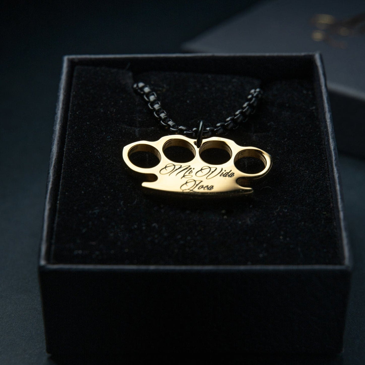 Mi Vida Loca Logo chain Black / Gold met gouden MVL logo hanger aan zwarte ketting in de box