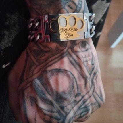Gros plan du bracelet MVL avec logo MVL doré et gravure Mi Vida Loca au poignet
