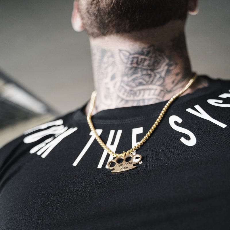 Cadena MVL Logo dorada con colgante llevada sobre una camiseta negra, vista por detrás