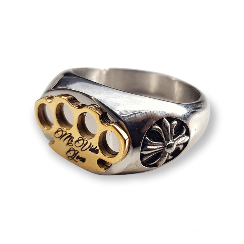 Anillo Mi Vida Loca MVL Logo plateado con logo MVL dorado y grabado Mi Vida Loca, vista lateral