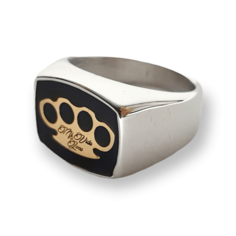 Mi Vida Loca MVL zegelring zilver met zwart vlak en gouden MVL logo, schuin vooraanzicht