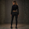 Espalda del chándal de mujer MVL Meander negro con sudadera corta, llevado por modelo