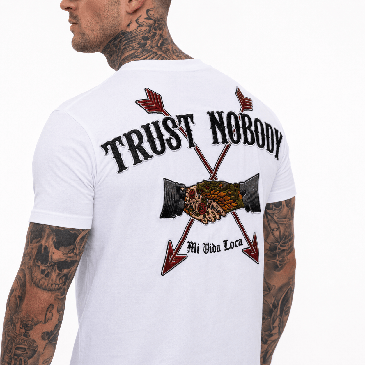 T-shirt blanc avec broderie « Trust nobody »