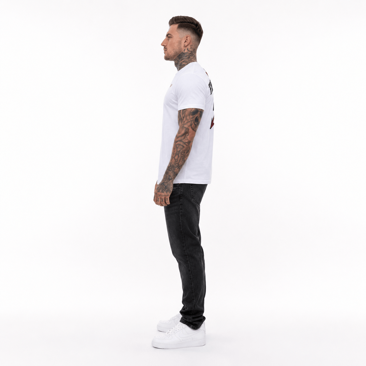 T-shirt blanc avec broderie « Trust nobody »