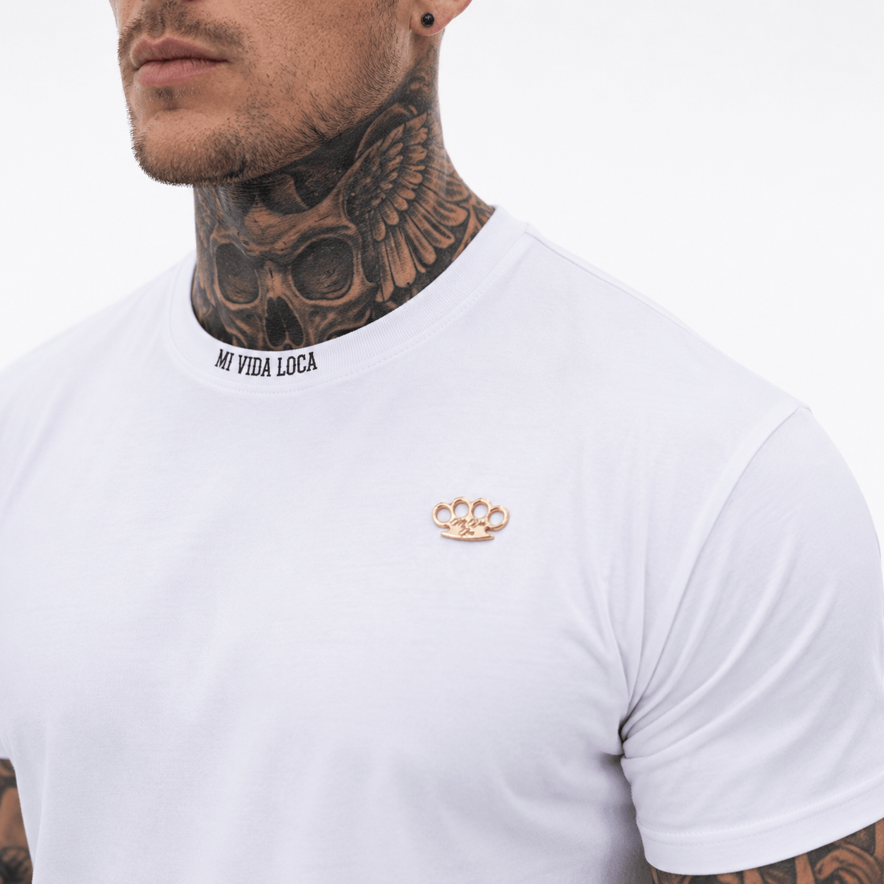 T-shirt blanc avec broderie « Trust nobody »