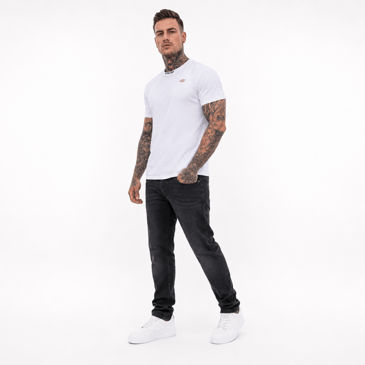 T-shirt blanc avec broderie « Trust nobody »