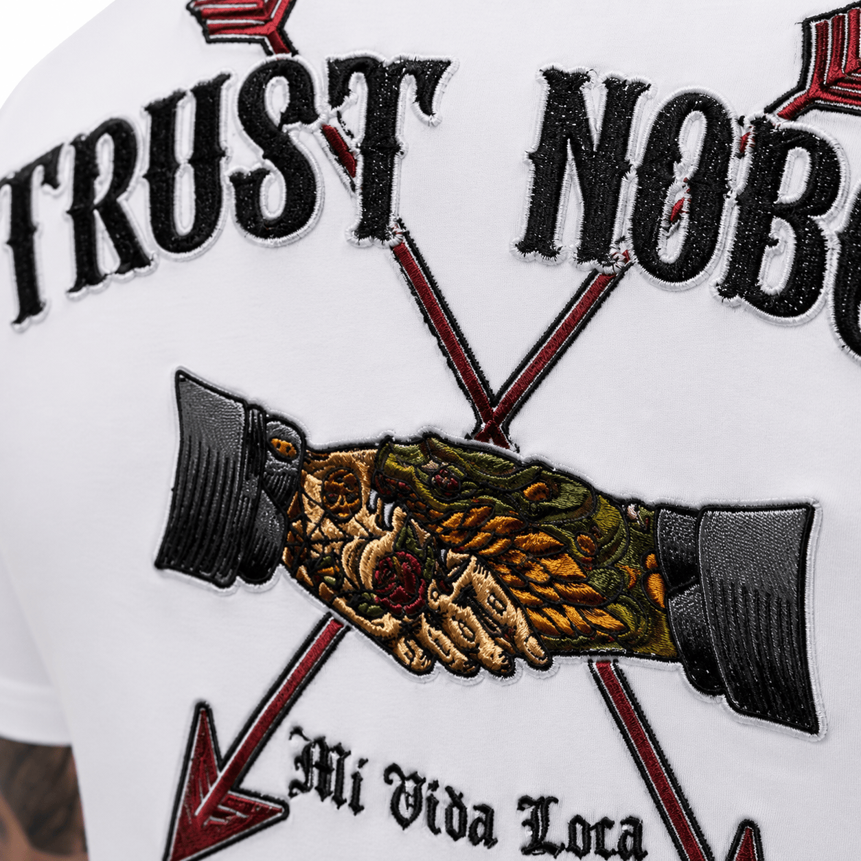 T-shirt blanc avec broderie « Trust nobody »