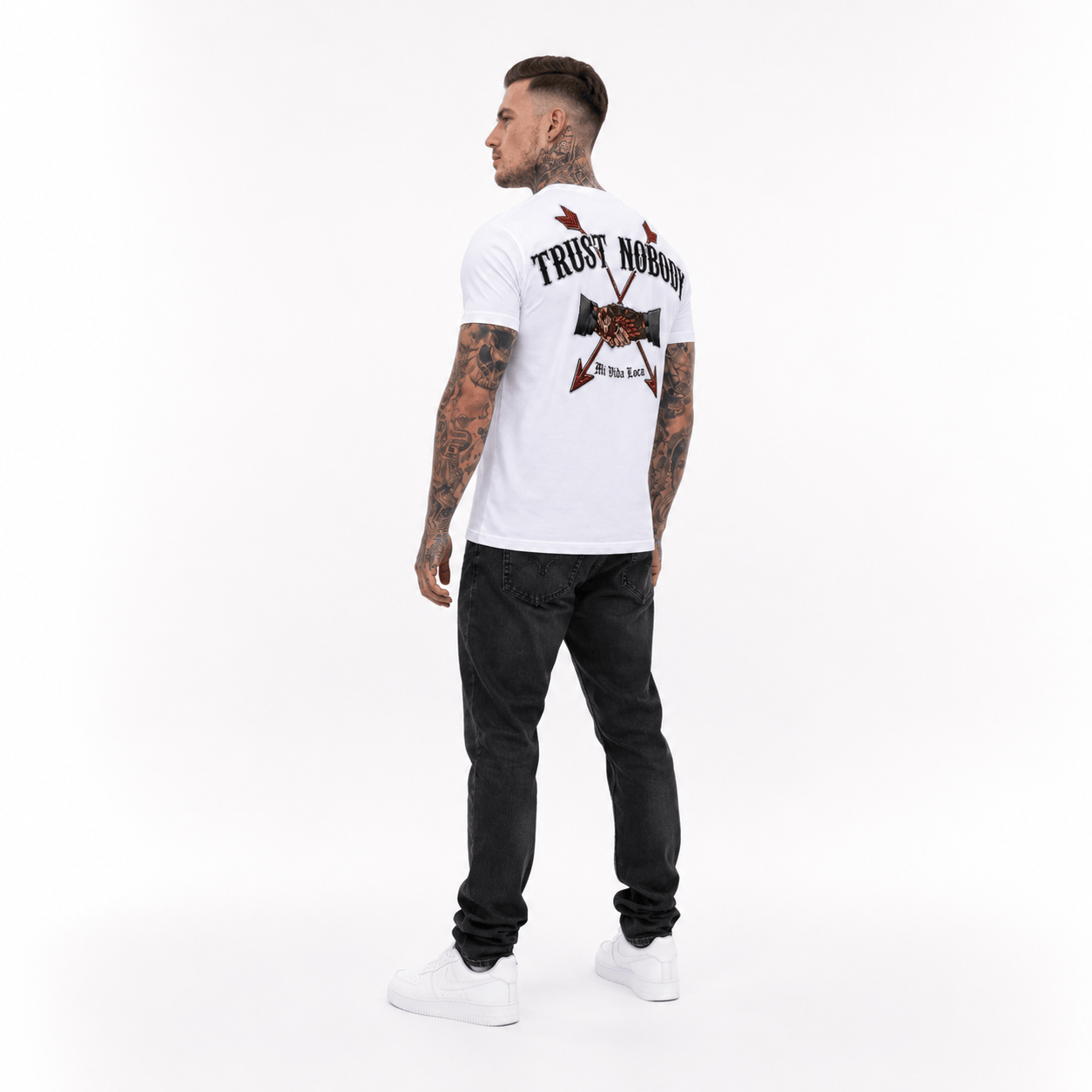 T-shirt blanc avec broderie « Trust nobody »