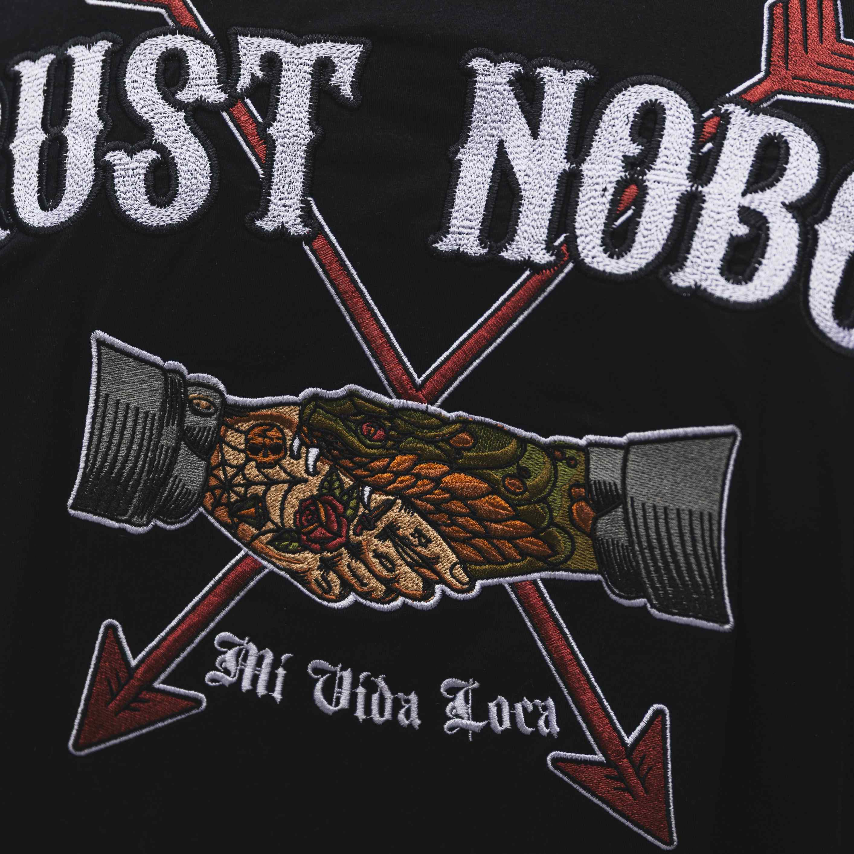 Camiseta negra con el bordado «No confíes en nadie»
