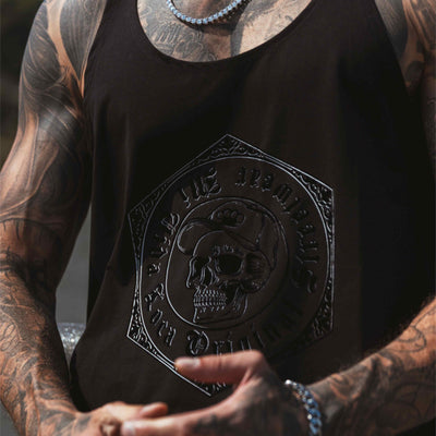 Close-up van de 3D schedelprint met Original streetwear tekst op de MVL tanktop zwart, gedragen