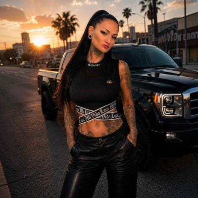 Mi Vida Loca Signature Women top zwart gedragen door model met leren broek bij een zwarte pick-up